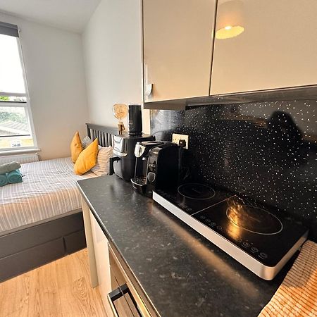 Lovely Self Contained Studio Now Available Londen Buitenkant foto