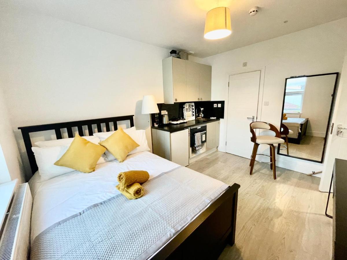 Lovely Self Contained Studio Now Available Londen Buitenkant foto