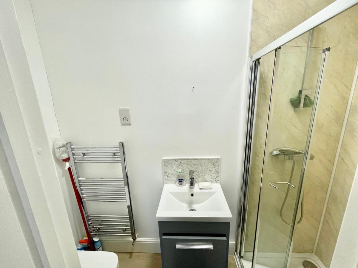 Lovely Self Contained Studio Now Available Londen Buitenkant foto