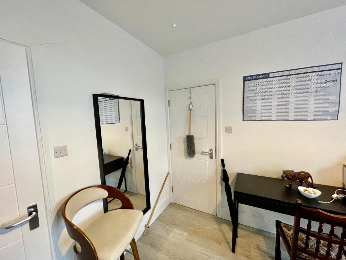 Lovely Self Contained Studio Now Available Londen Buitenkant foto
