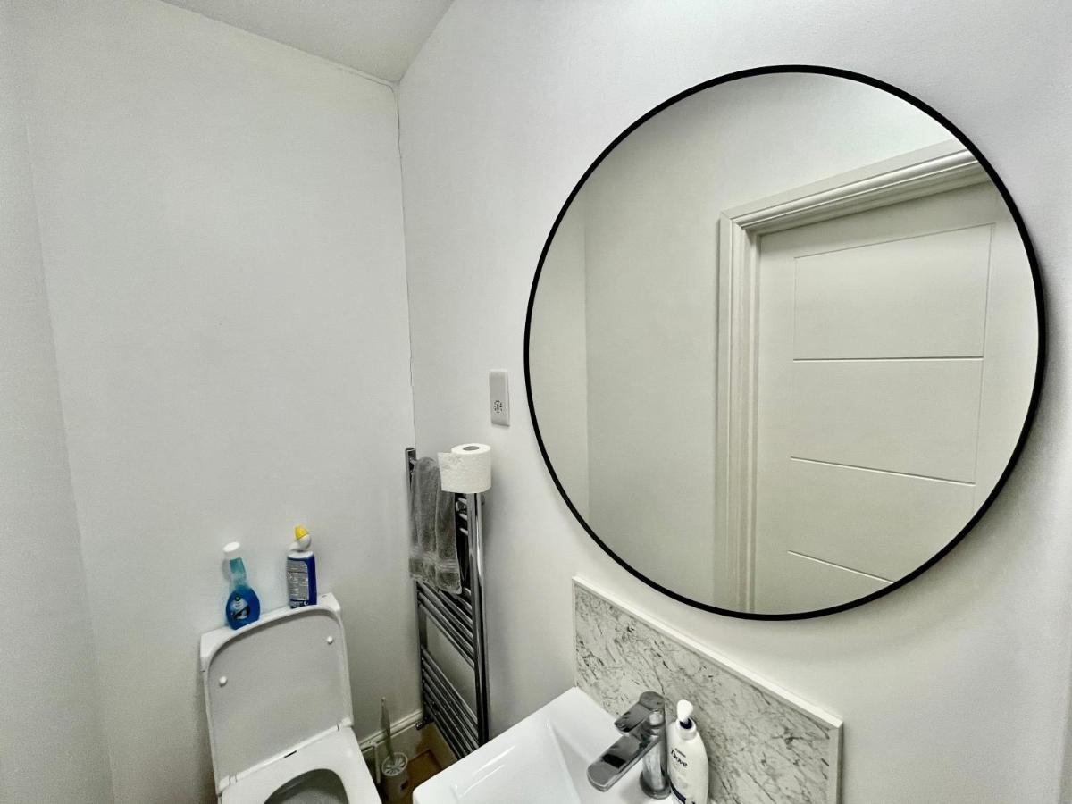 Lovely Self Contained Studio Now Available Londen Buitenkant foto