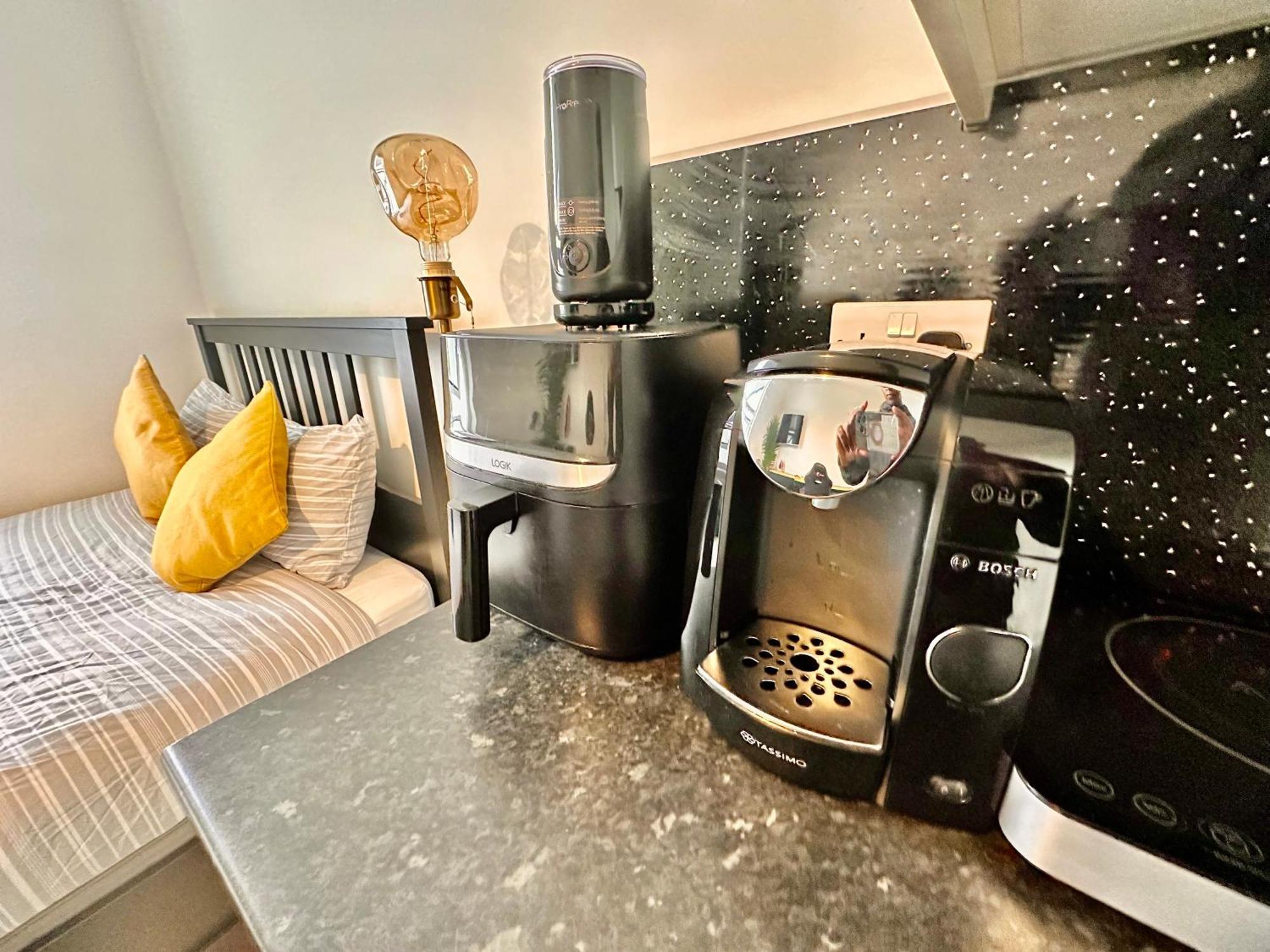 Lovely Self Contained Studio Now Available Londen Buitenkant foto