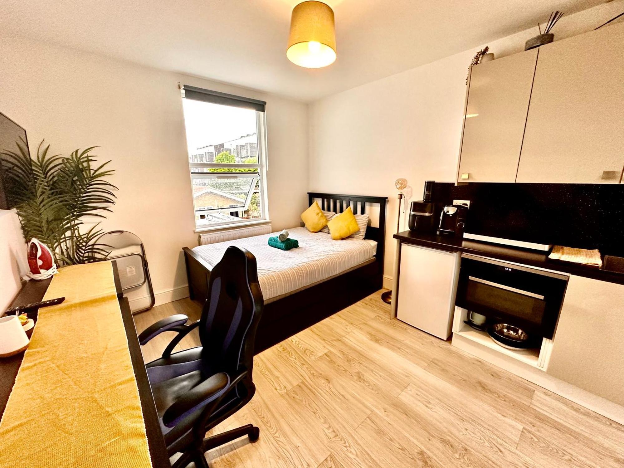 Lovely Self Contained Studio Now Available Londen Buitenkant foto